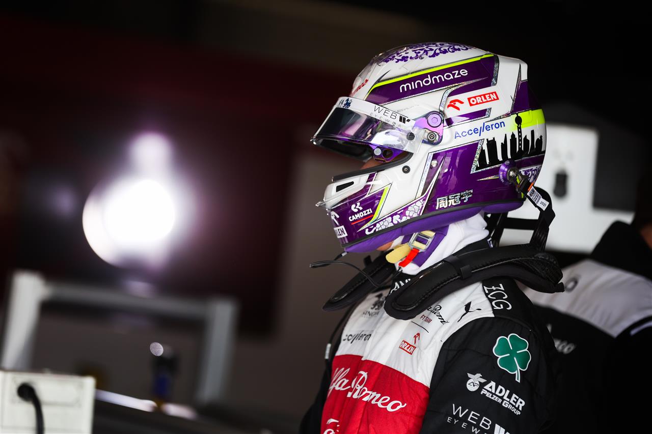Fahrer Helm mit Camozzi Logo