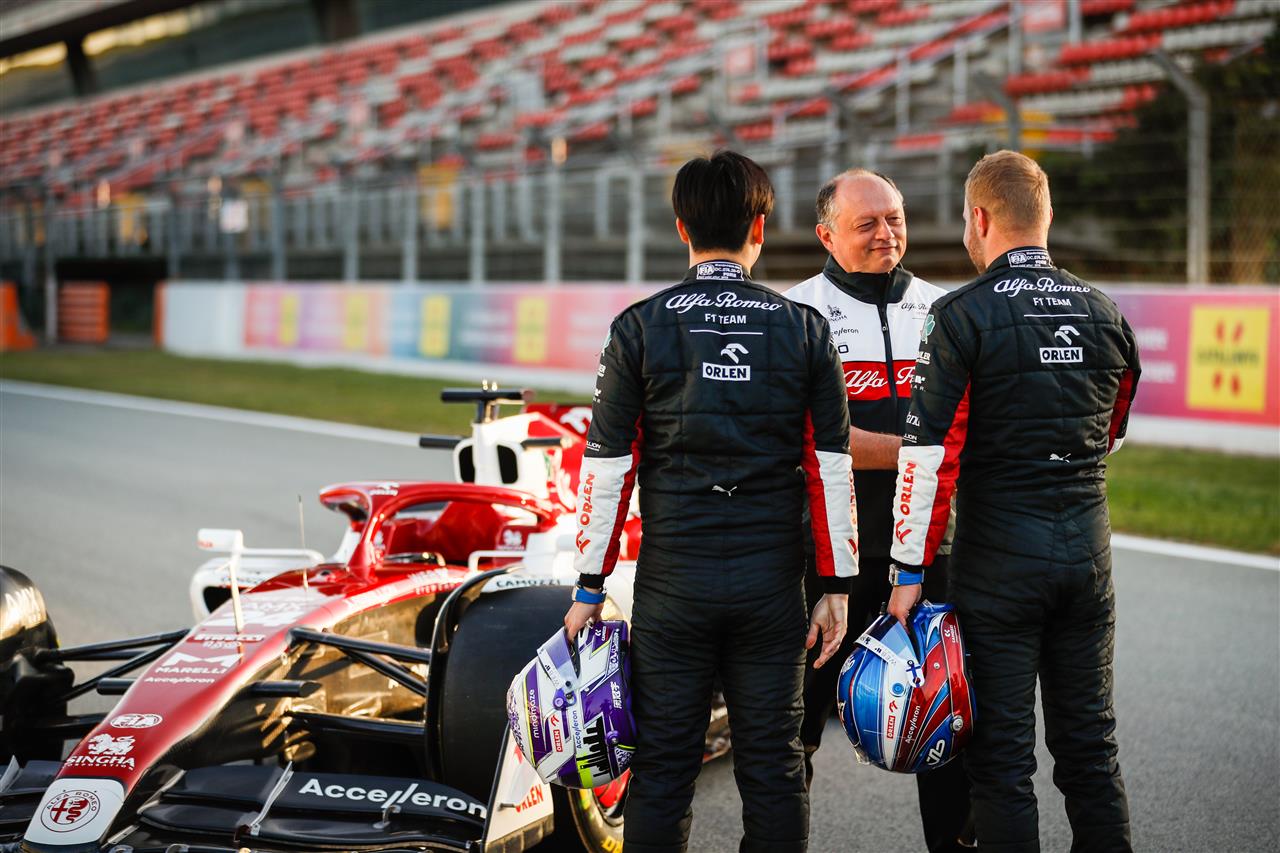 Frédéric Vasseur, Zhou Guanyu links, Valterri Bottas rechts